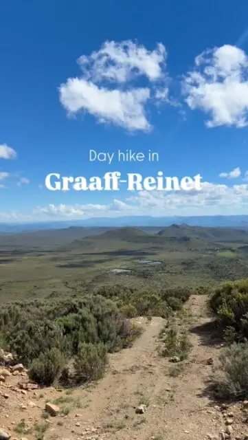 Graaff-Reinet ligt omring door het Camdeboo National Park. 

En precies daar gingen wij op daghike.

Samen met onze gidsen Steffan en Tatu trokken we het landschap in, met eindeloze uitzichten en plekken waar je zelf nooit zou komen.

Onderweg vertelden ze ons alles over de natuur, de dieren en de geschiedenis van dit kleine dorp, een van de oudste in Zuid-Afrika.

Het maakt zo’n hike meteen anders.
Niet alleen kijken en genieten, maar ook echt begrijpen waar je bent.