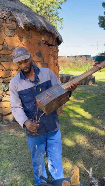 Meet Thomas, de gitarist van de dorps-band in Malealea.

Hij legt uit hoe deze gitaar is gemaakt van lokale gebruiksvoorwerpen.
