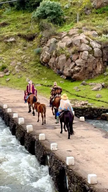 Semonkong, een klein dorpje tussen de bergen van Lesotho.

Vol cultuur. Vol tradities.
Waar paarden nog gewoon het dagelijks vervoersmiddel zijn.

Zo’n plek waar je blijft kijken…
en eigenlijk nog lang niet weg wil.