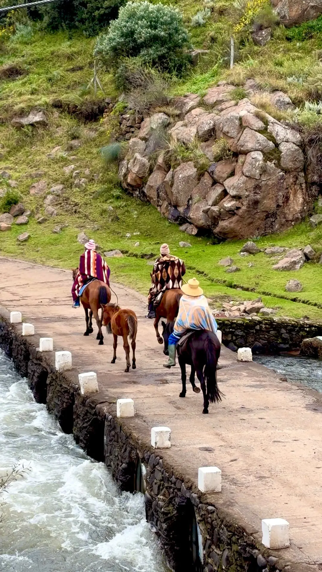 Semonkong, een klein dorpje tussen de bergen van Lesotho.

Vol cultuur. Vol tradities.
Waar paarden nog gewoon het dagelijks vervoersmiddel zijn.

Zo’n plek waar je blijft kijken…
en eigenlijk nog lang niet weg wil.